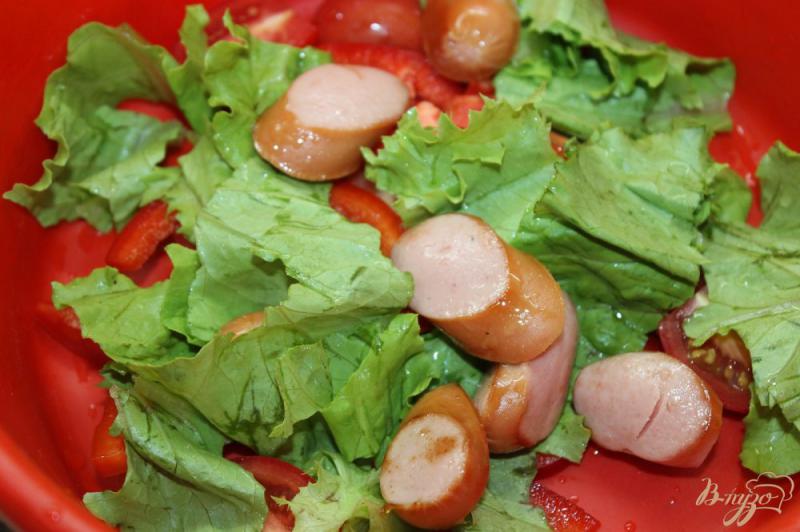 Фото приготовление рецепта: Салат с колбасками, черри и крутонами шаг №6