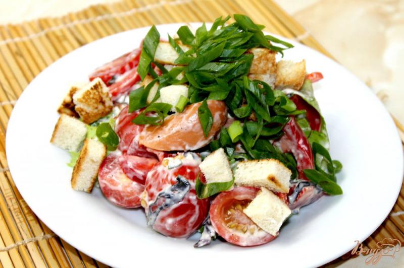 Фото приготовление рецепта: Салат с колбасками, черри и крутонами шаг №8