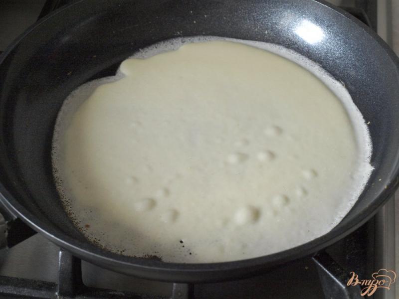 Фото приготовление рецепта: Тонкие блины на молоке шаг №4