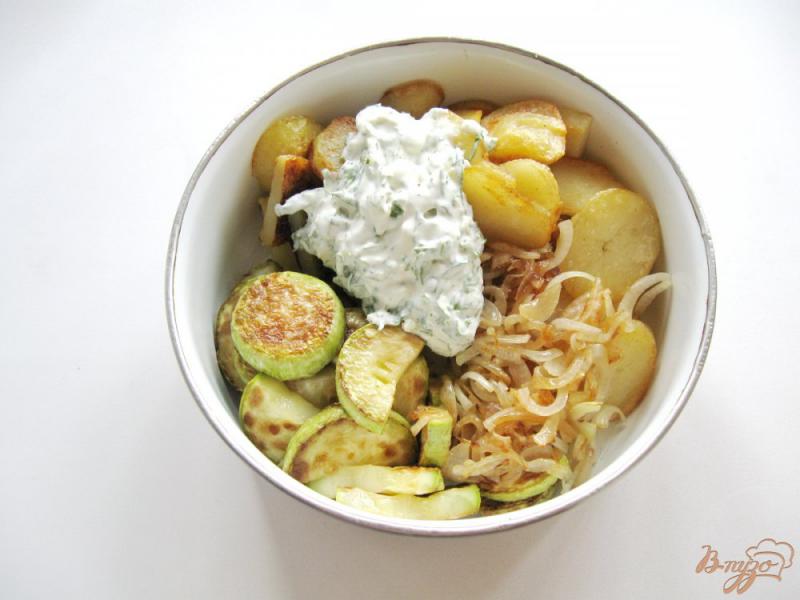 Фото приготовление рецепта: Салат из жареных кабачков и картофеля шаг №9