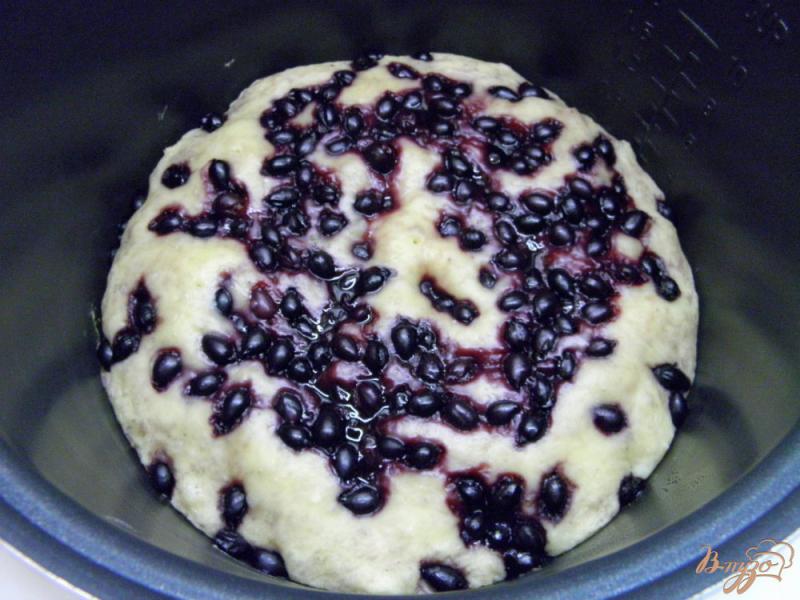 Фото приготовление рецепта: Пирог с творогом и ягодами смородины шаг №7