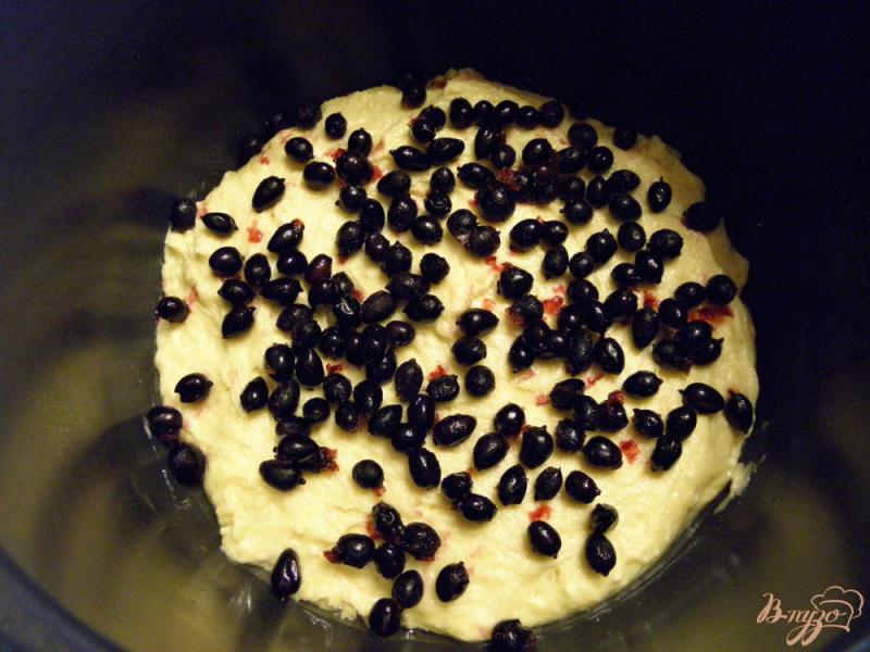 Фото приготовление рецепта: Пирог с творогом и ягодами смородины шаг №6