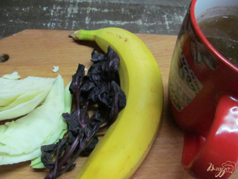 Фото приготовление рецепта: Смузи из капусты с бананом шаг №1