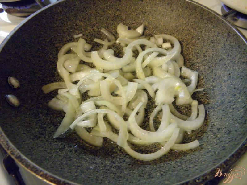 Фото приготовление рецепта: Салат с говядиной,  редькой и жареным луком шаг №3