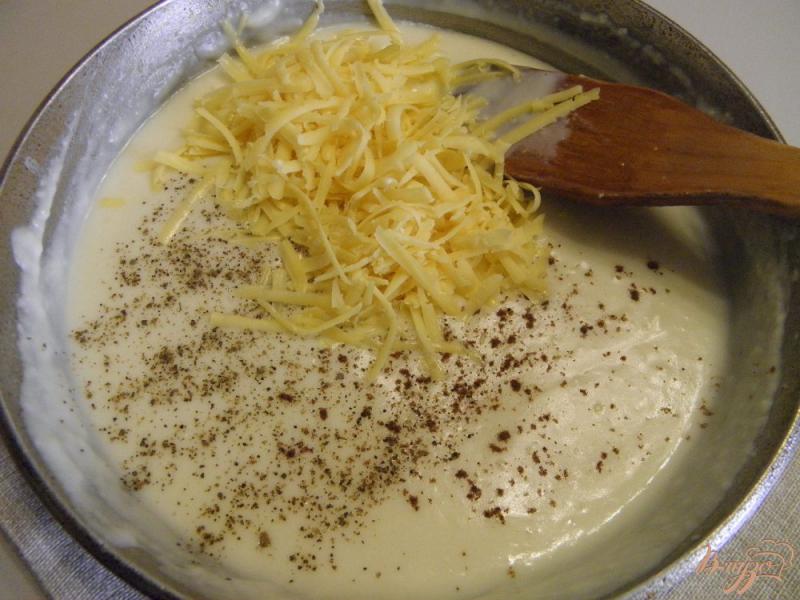 Фото приготовление рецепта: Цветная капуста запеченная под сырным соусом шаг №5