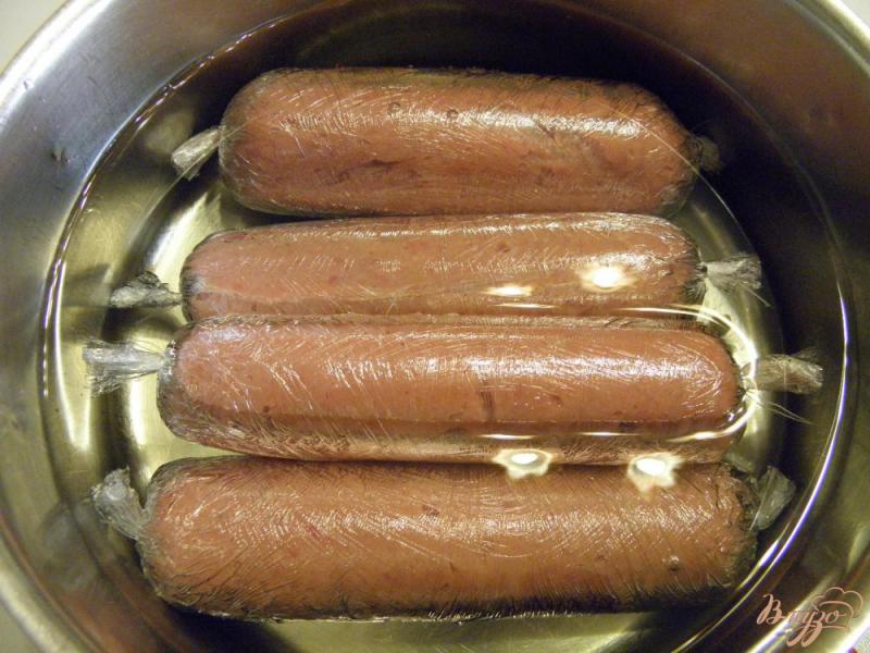 Фото приготовление рецепта: Курино-говяжья колбаса с чесноком шаг №4