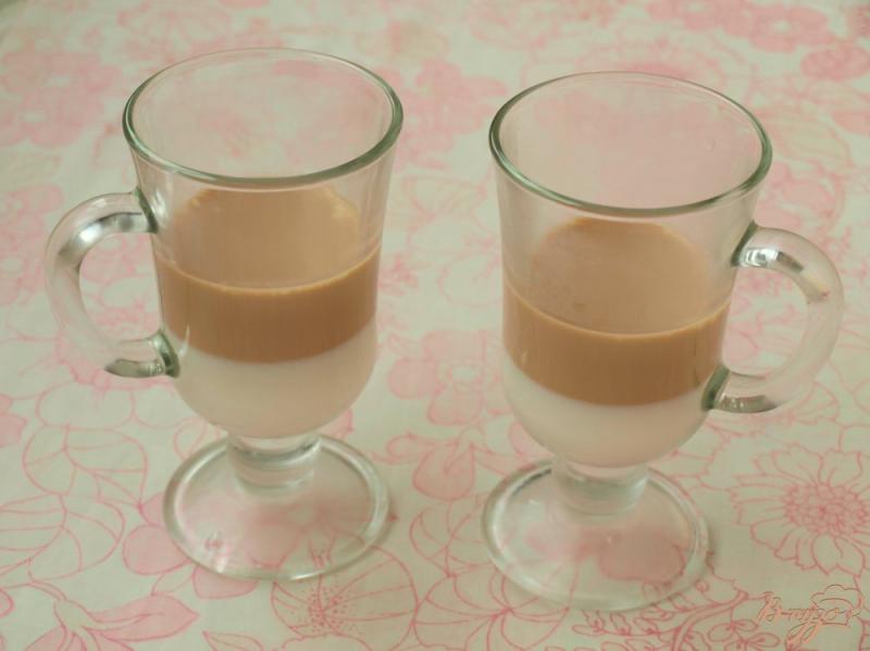 Фото приготовление рецепта: Полосатое кофейно-молочное желе шаг №4