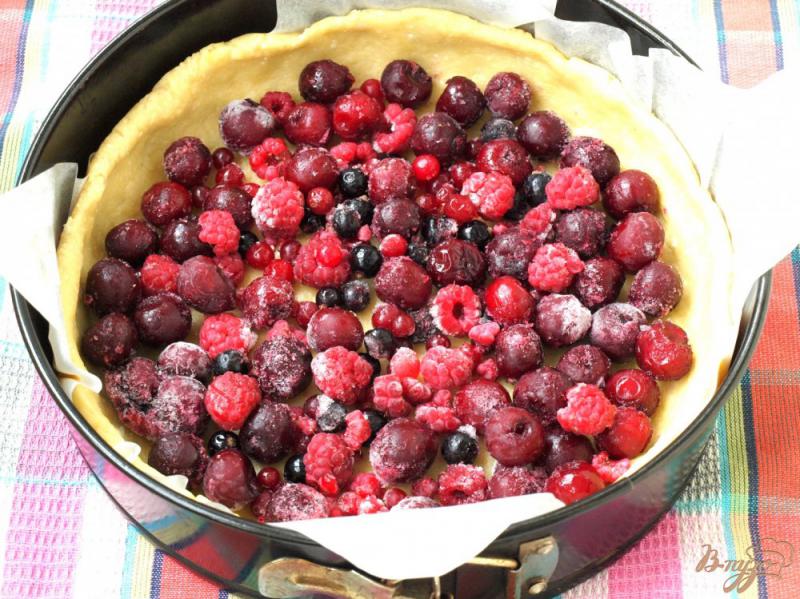 Фото приготовление рецепта: Заливной пирог с ягодами шаг №4