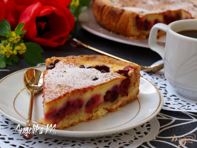 Фото приготовление рецепта: Заливной пирог с ягодами шаг №6