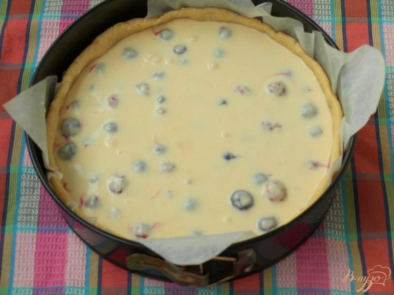 Фото приготовление рецепта: Заливной пирог с ягодами шаг №5