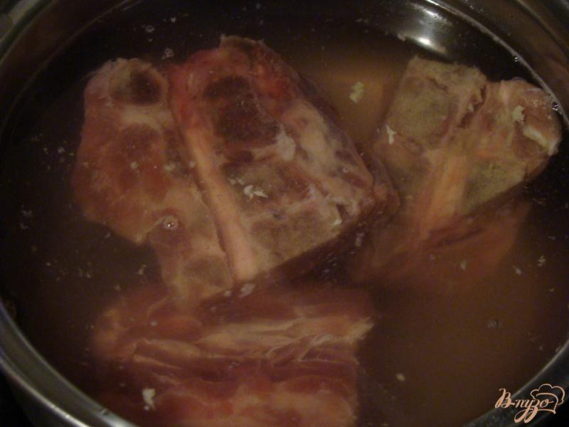 Фото приготовление рецепта: Суп с яичной лапшой и мясными косточками шаг №1