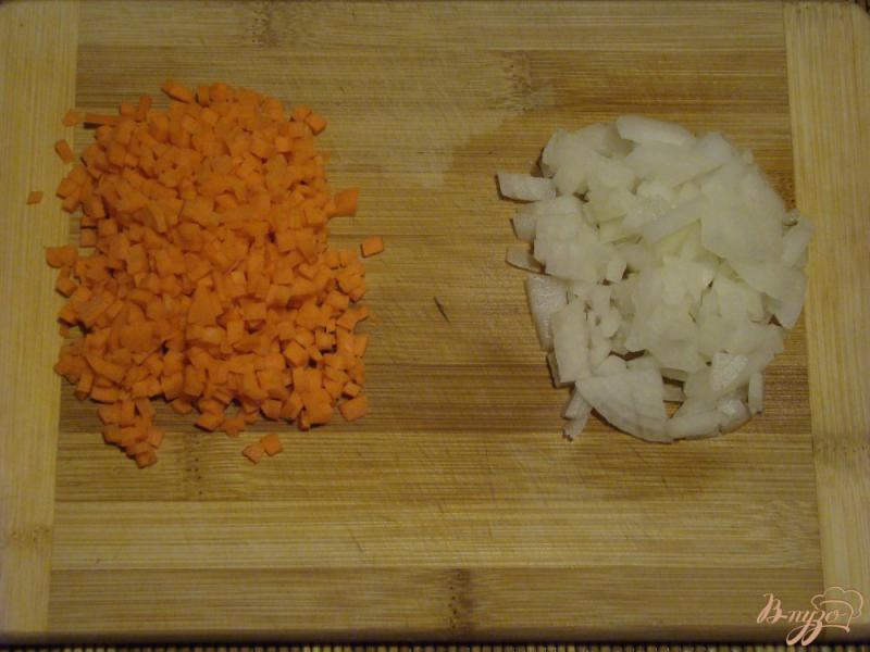 Фото приготовление рецепта: Суп с яичной лапшой и мясными косточками шаг №3