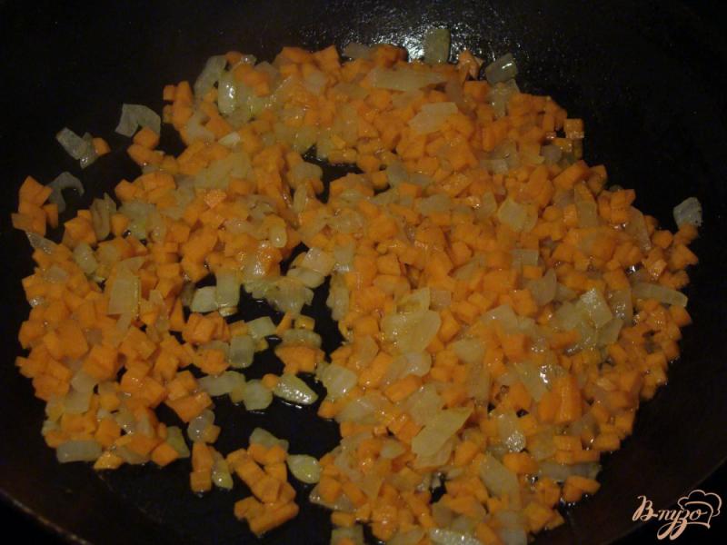 Фото приготовление рецепта: Суп с яичной лапшой и мясными косточками шаг №4