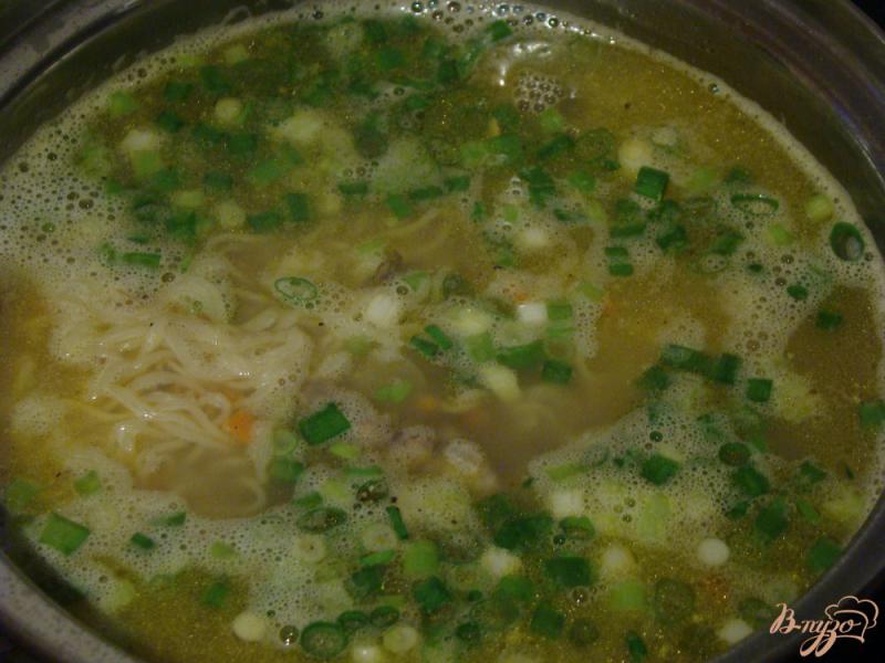 Фото приготовление рецепта: Суп с яичной лапшой и мясными косточками шаг №7
