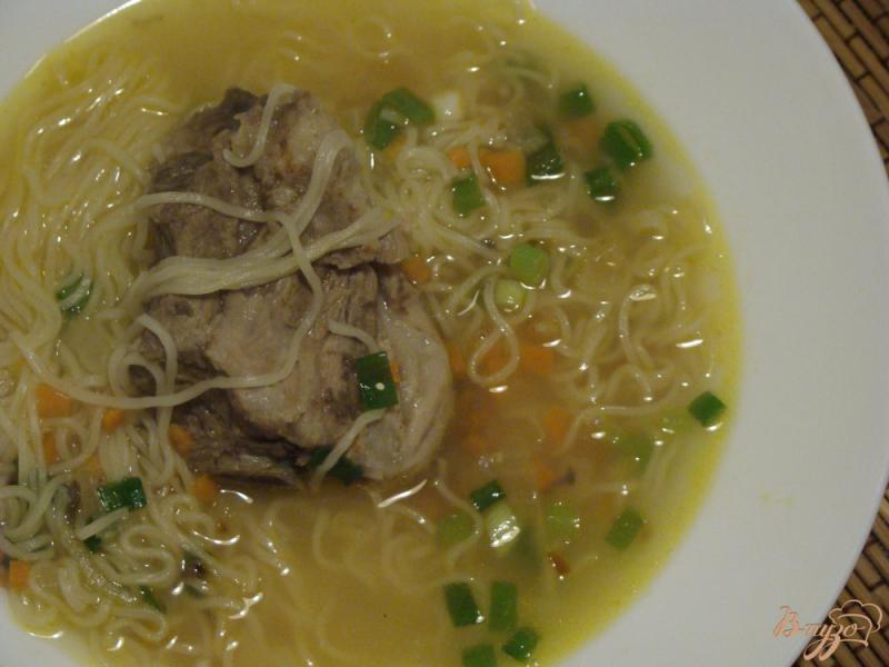 Фото приготовление рецепта: Суп с яичной лапшой и мясными косточками шаг №8