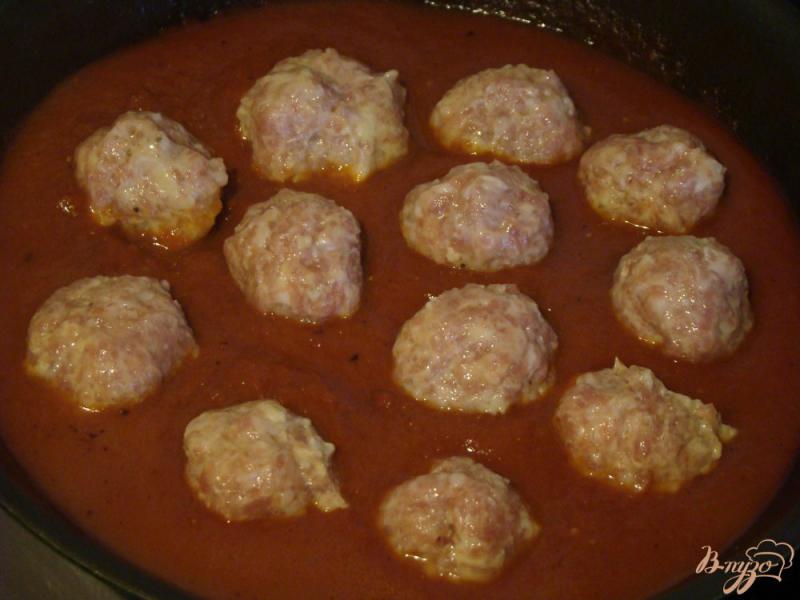 Фото приготовление рецепта: Фрикадельки в томатном соусе с пенне шаг №6