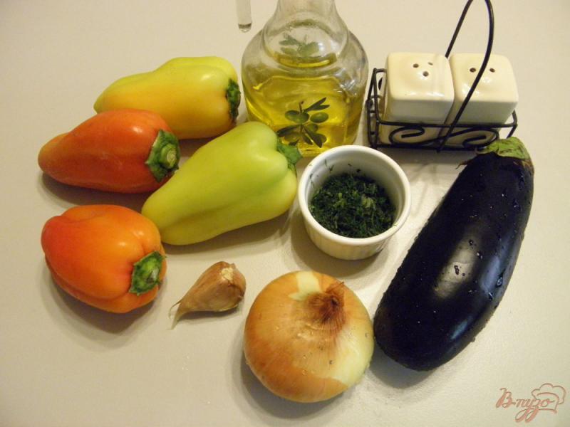 Фото приготовление рецепта: Салат из баклажанов с печеным перцем и чесноком шаг №1