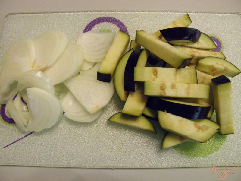 Фото приготовление рецепта: Салат из баклажанов с печеным перцем и чесноком шаг №3