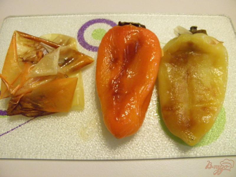 Фото приготовление рецепта: Салат из баклажанов с печеным перцем и чесноком шаг №7