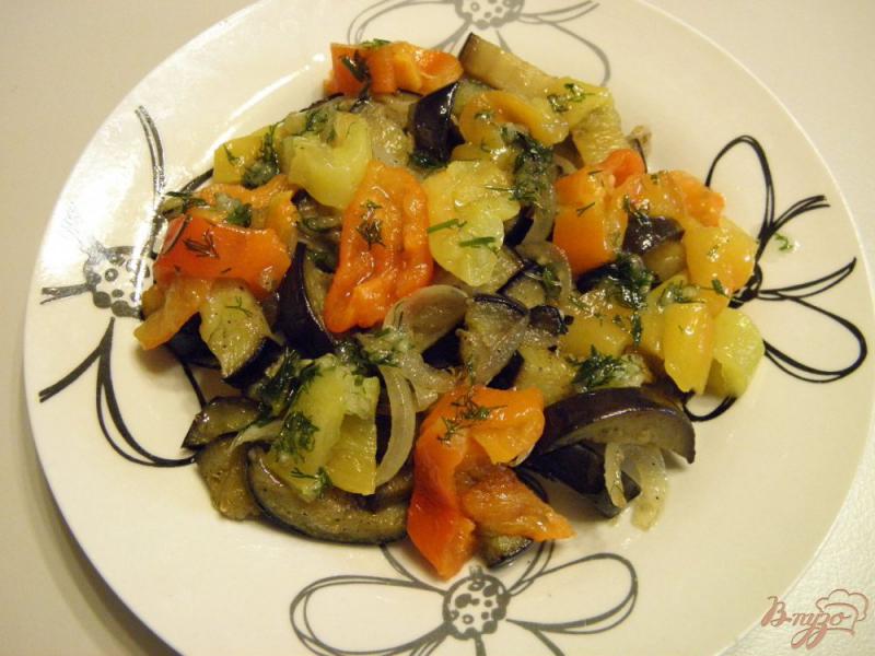 Фото приготовление рецепта: Салат из баклажанов с печеным перцем и чесноком шаг №9