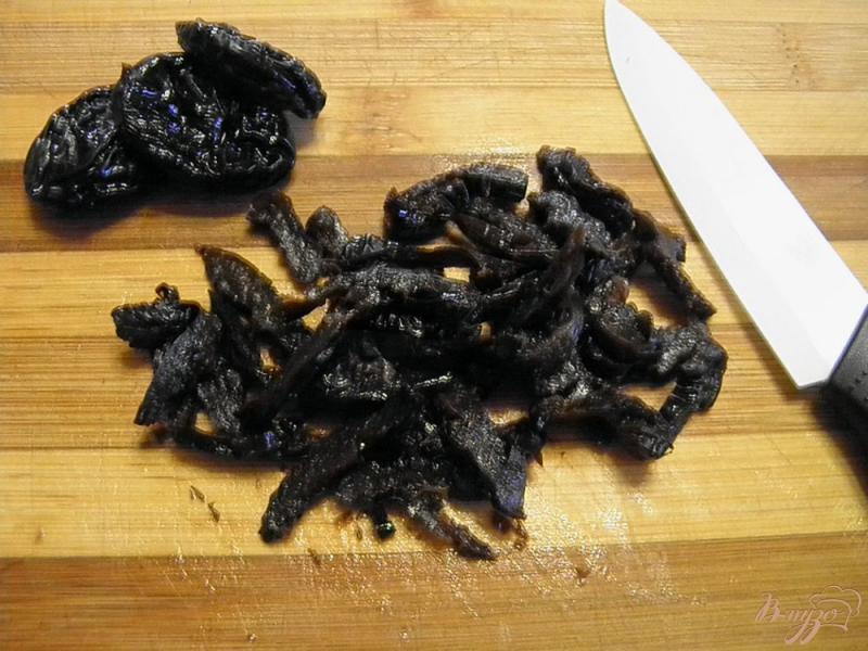 Фото приготовление рецепта: Куриный салат с черносливом шаг №1