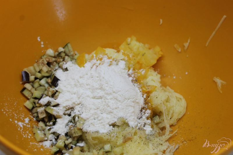 Фото приготовление рецепта: Картофельные оладьи с баклажаном и помидорами шаг №4