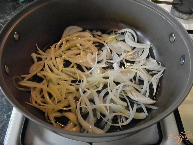 Фото приготовление рецепта: Тушенная квашеная капуста с сосисками шаг №2