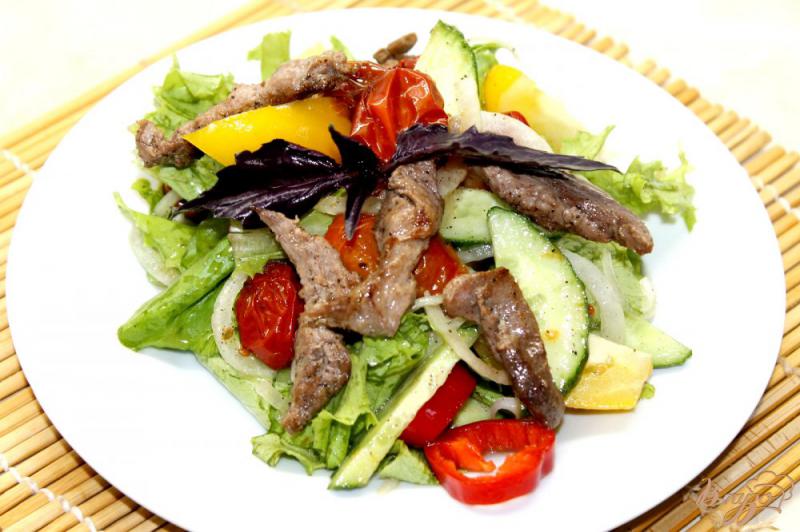 Фото приготовление рецепта: Салат с овощами и утиной грудкой шаг №7
