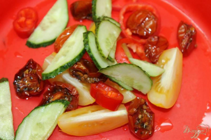 Фото приготовление рецепта: Салат с овощами и утиной грудкой шаг №5