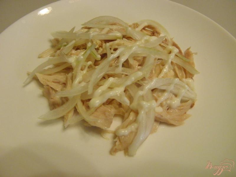 Фото приготовление рецепта: Салат с отварной курицей и шампиньонами шаг №4