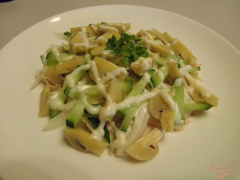 Фото приготовление рецепта: Салат с отварной курицей и шампиньонами шаг №5