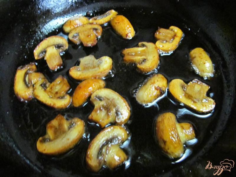 Фото приготовление рецепта: Печенный картофель с шампиньоном и сыром бри шаг №4