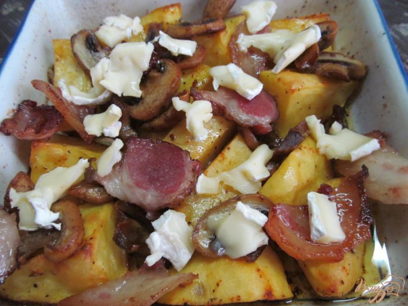 Фото приготовление рецепта: Печенный картофель с шампиньоном и сыром бри шаг №7