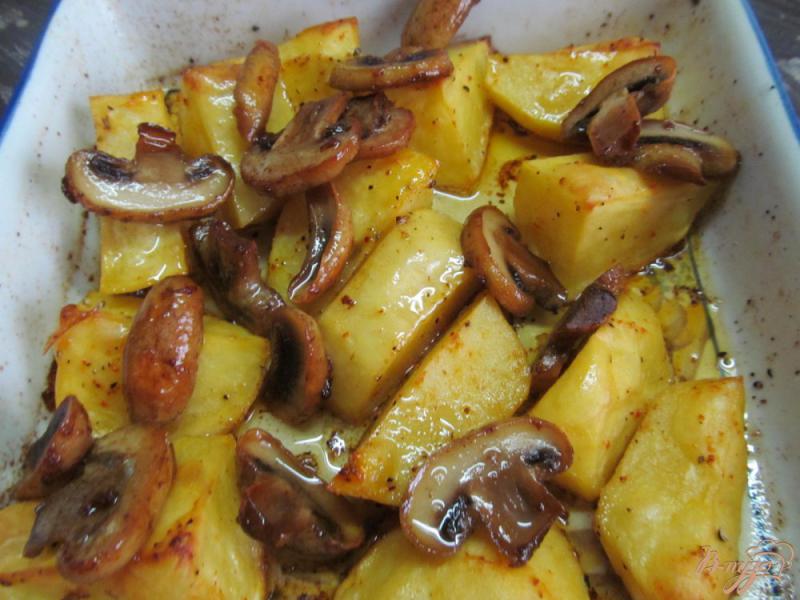 Фото приготовление рецепта: Печенный картофель с шампиньоном и сыром бри шаг №6