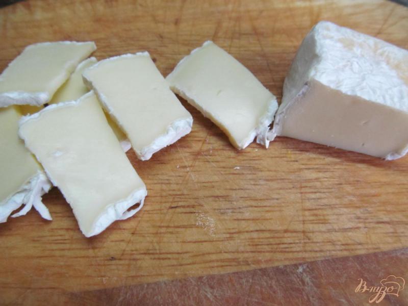 Фото приготовление рецепта: Печенный картофель с шампиньоном и сыром бри шаг №5