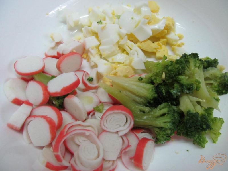 Фото приготовление рецепта: Салат из крабовых палочек и брокколи шаг №3