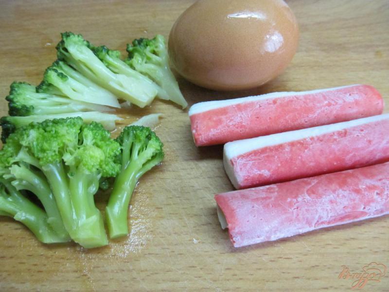 Фото приготовление рецепта: Салат из крабовых палочек и брокколи шаг №1