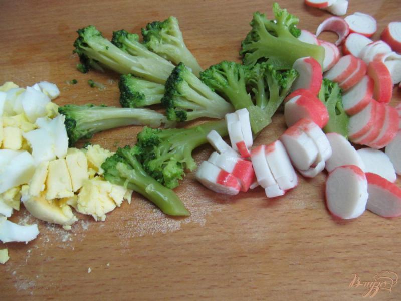 Фото приготовление рецепта: Салат из крабовых палочек и брокколи шаг №2