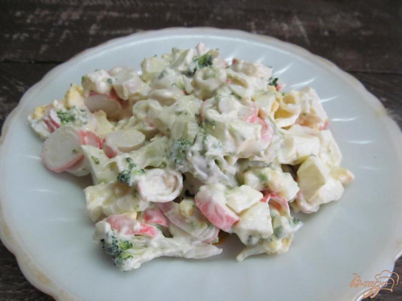 Фото приготовление рецепта: Салат из крабовых палочек и брокколи шаг №4