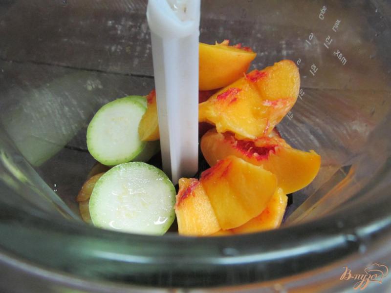 Фото приготовление рецепта: Смузи из кабачка с персиком и сливой шаг №2