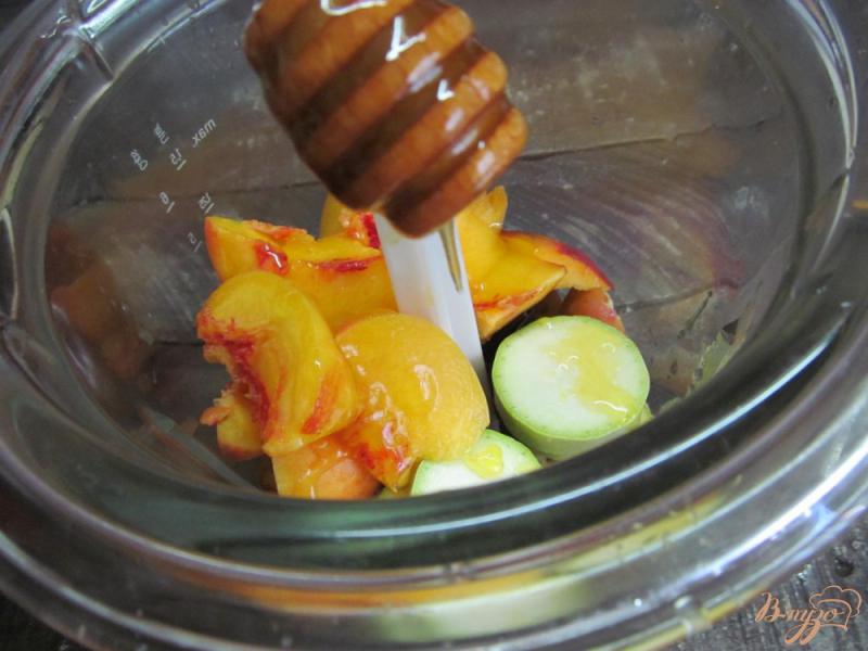 Фото приготовление рецепта: Смузи из кабачка с персиком и сливой шаг №3