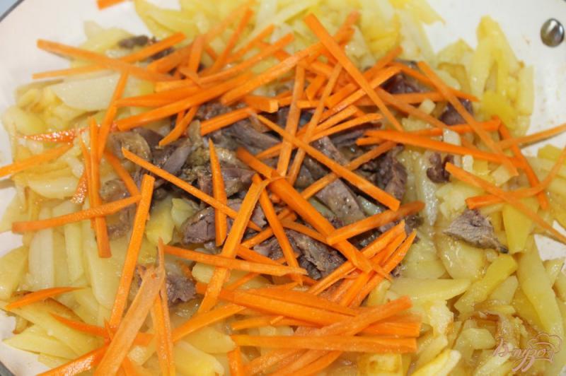 Фото приготовление рецепта: Жаренный картофель с овощами и уткой шаг №4