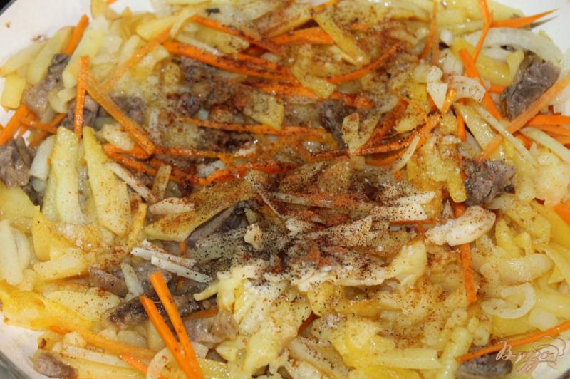 Фото приготовление рецепта: Жаренный картофель с овощами и уткой шаг №6