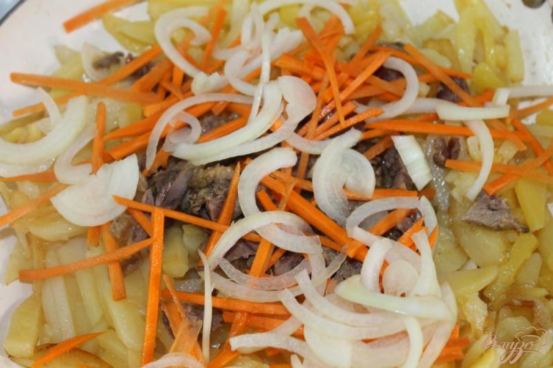 Фото приготовление рецепта: Жаренный картофель с овощами и уткой шаг №5