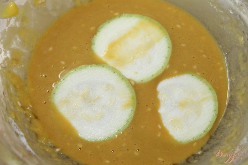 Фото приготовление рецепта: Жаренные кабачки в кляре с добавлением соевого соуса шаг №5