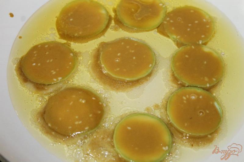 Фото приготовление рецепта: Жаренные кабачки в кляре с добавлением соевого соуса шаг №6