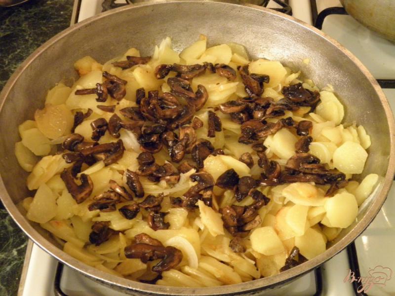 Фото приготовление рецепта: Картофель с шампиньонами шаг №6