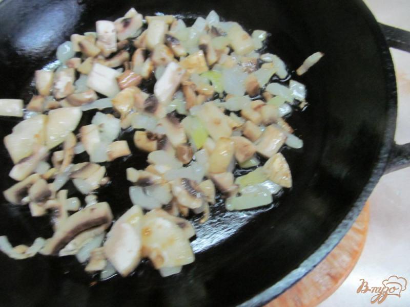 Фото приготовление рецепта: Пирожки с капустой и грибами шаг №5
