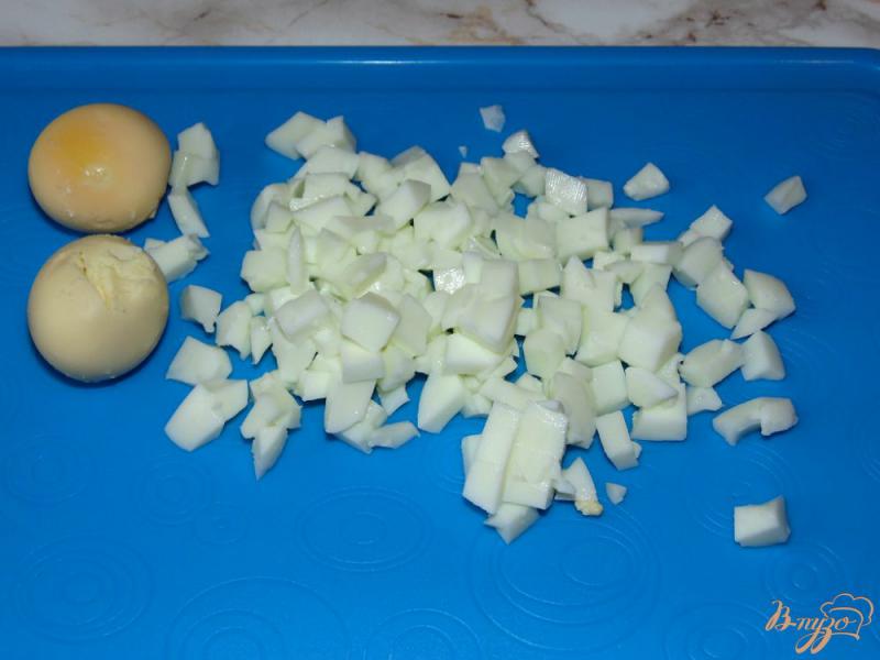 Фото приготовление рецепта: Салат из баклажана с яйцом и помидорами шаг №2