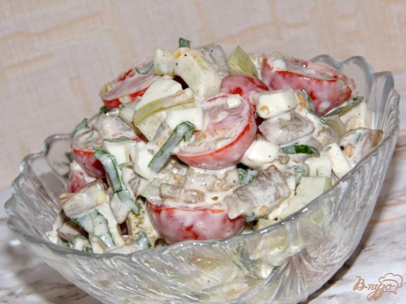 Фото приготовление рецепта: Салат из баклажана с яйцом и помидорами шаг №5